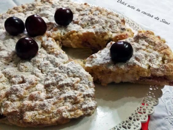 Sbriciolata alla crema di ricotta con ciliegie e meringhe