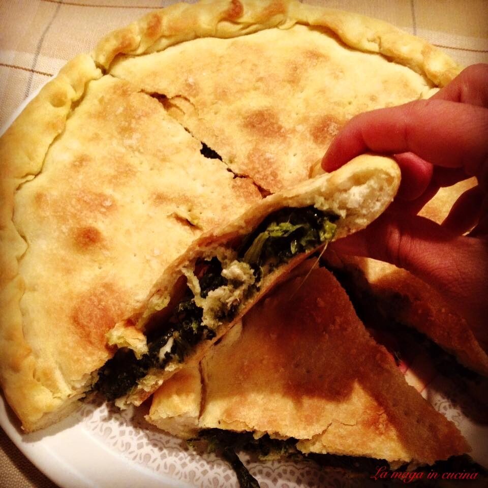 Scacciata rustica con cime di rapa e caciotta di capra