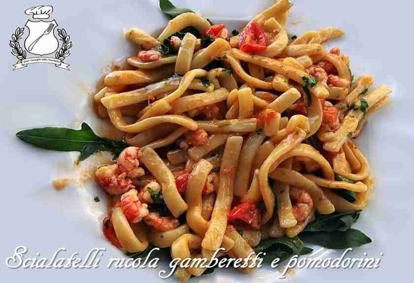 Scialatielli con rucola gamberetti e pomodorini