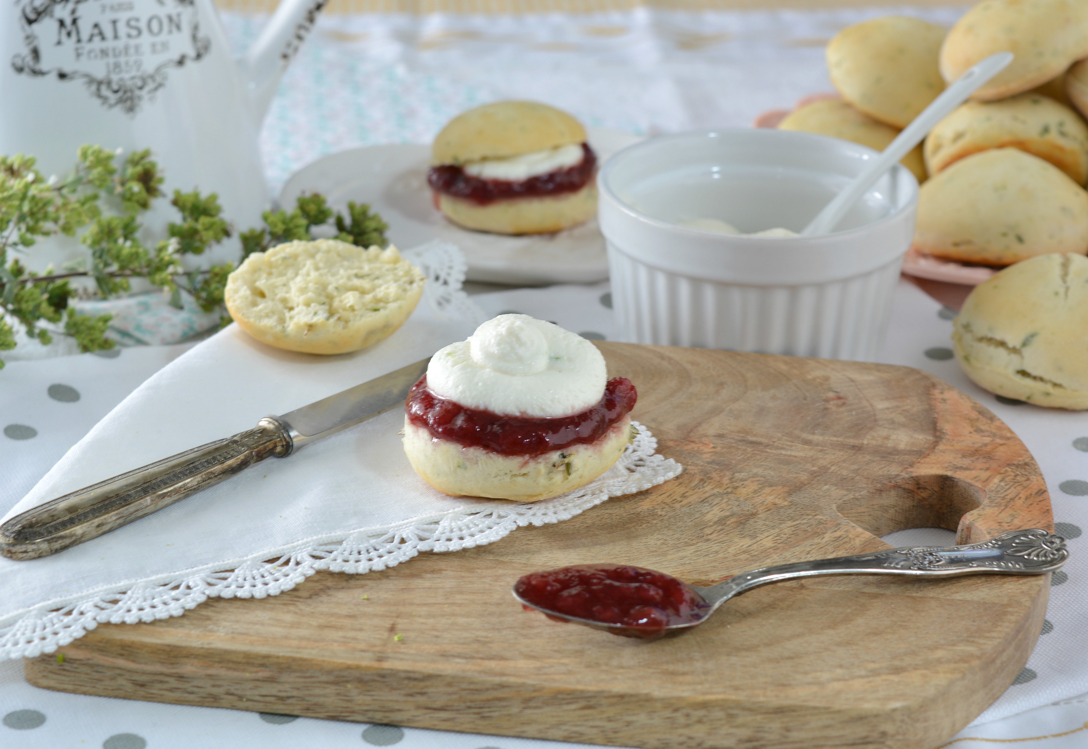Scones alle erbette con crema di ricotta e confettura
