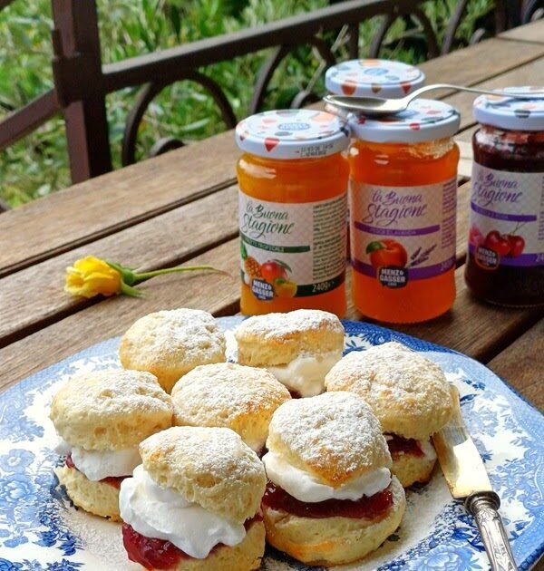 Scones con confettura e panna
