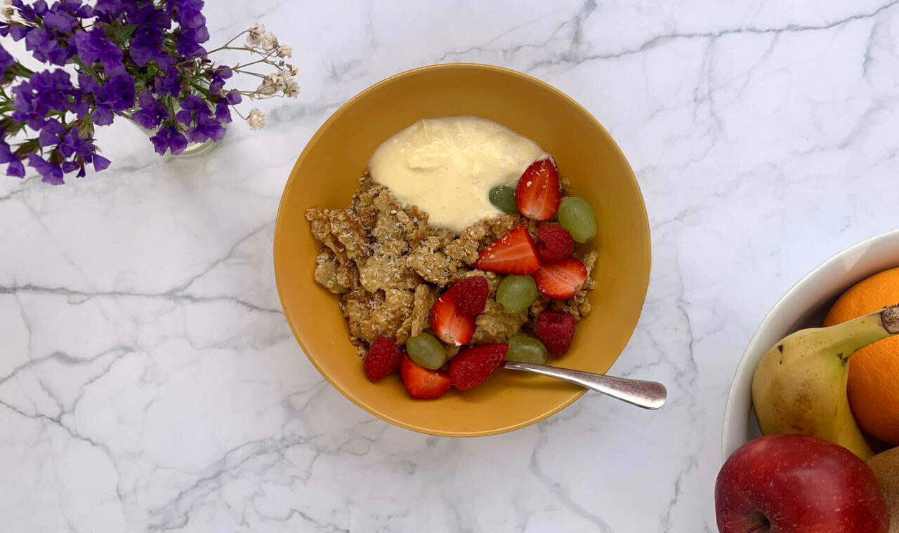 Scramble di avena con banane, uova e yogurt