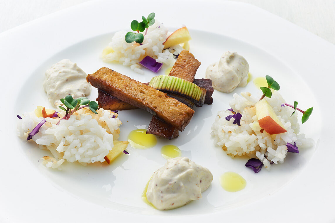 Seitan saltato con basmati alla mela, cavolo rosso e senape