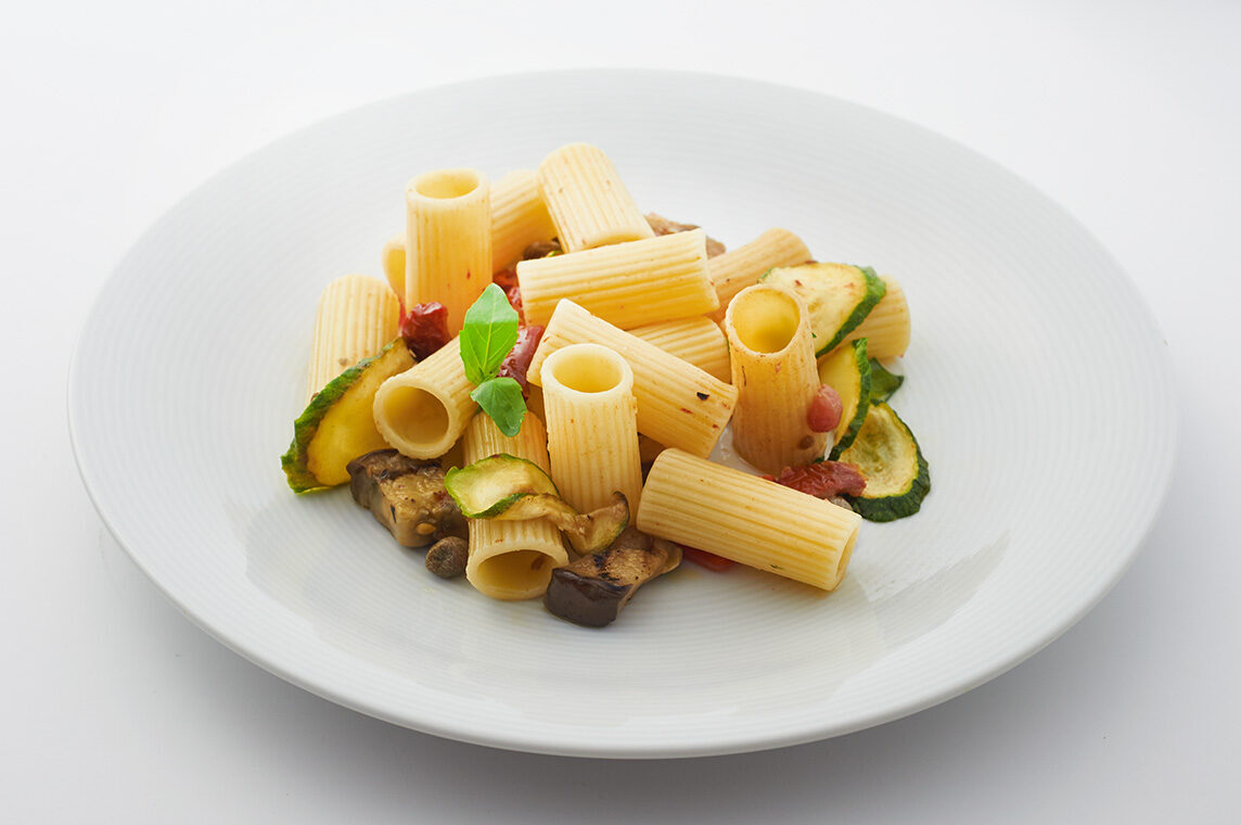 Senatore cappelli con melanzane, zucchine e pomodori alla mediterranea