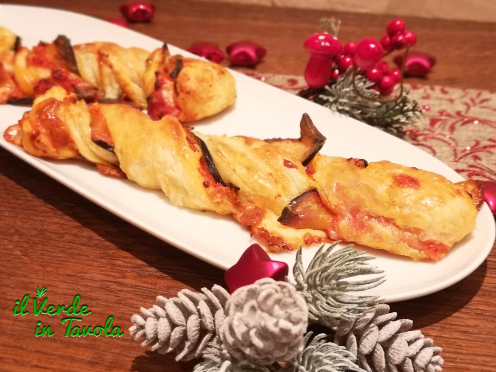 Sfilatini di sfoglia ripieni con parmigiana di melanzane la ricetta