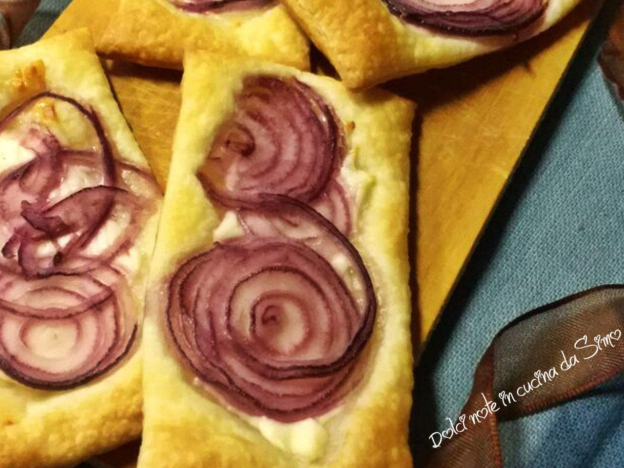 Sfogliette con crescenza e cipolla rossa