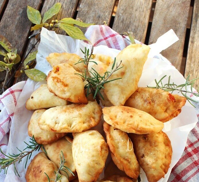 Sgonfiotti con peperoni , rucola e mozzarella