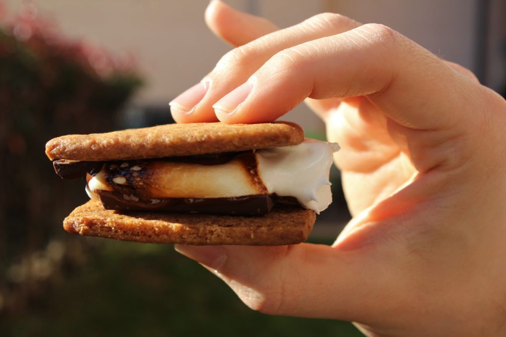 S’more: il marshmallow tra due fette di biscotto
