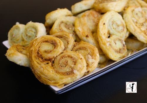 Snack a base vegetale con soli 2 ingredienti: ventagli di pasta sfoglia e pesto di pistacchi in friggitrice ad aria