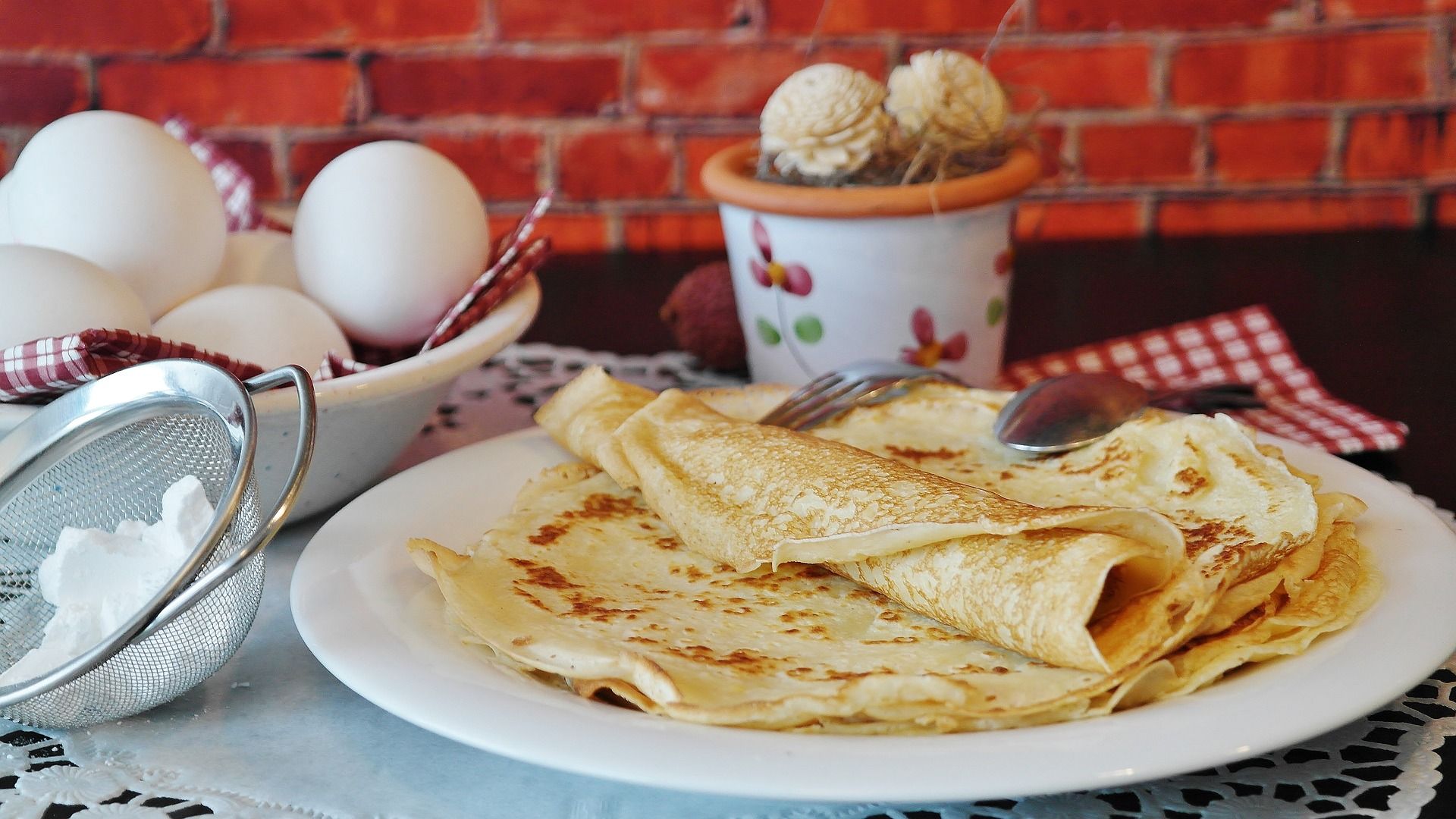 Soffice omelette con yogurt naturale, banana e kiwi