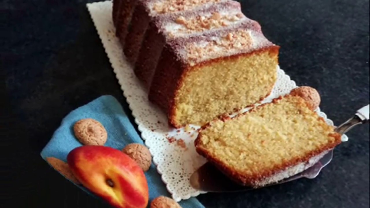 Soffice plum-cake alle pesche e amaretti
