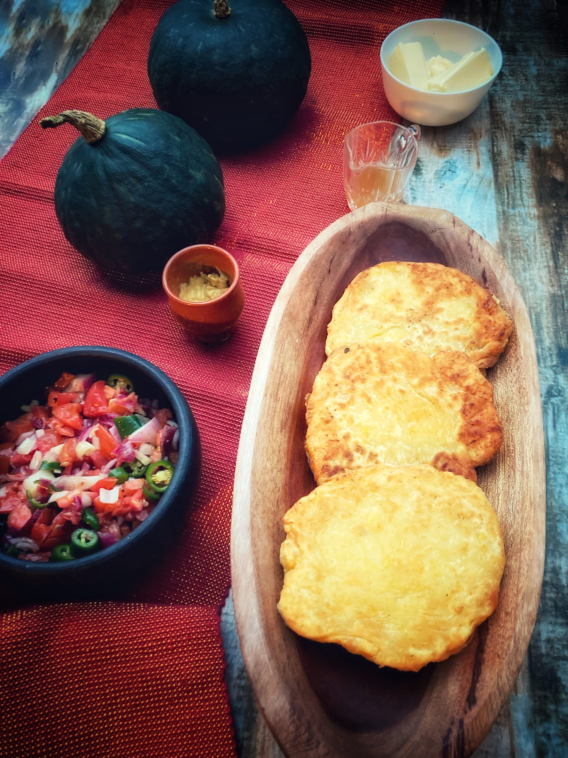 Sopaipilla con pebre (cile)