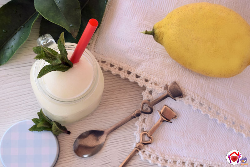 Sorbetto al limone fatto con la gelatiera