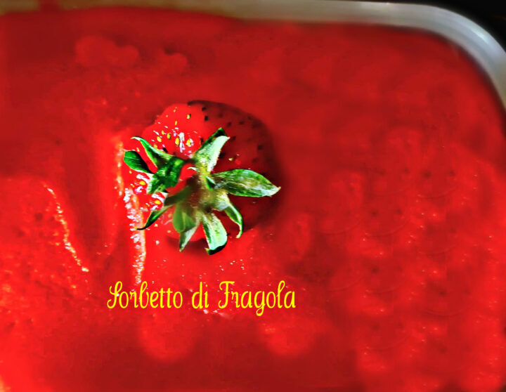 Sorbetto alla fragola con e senza gelatiera.
