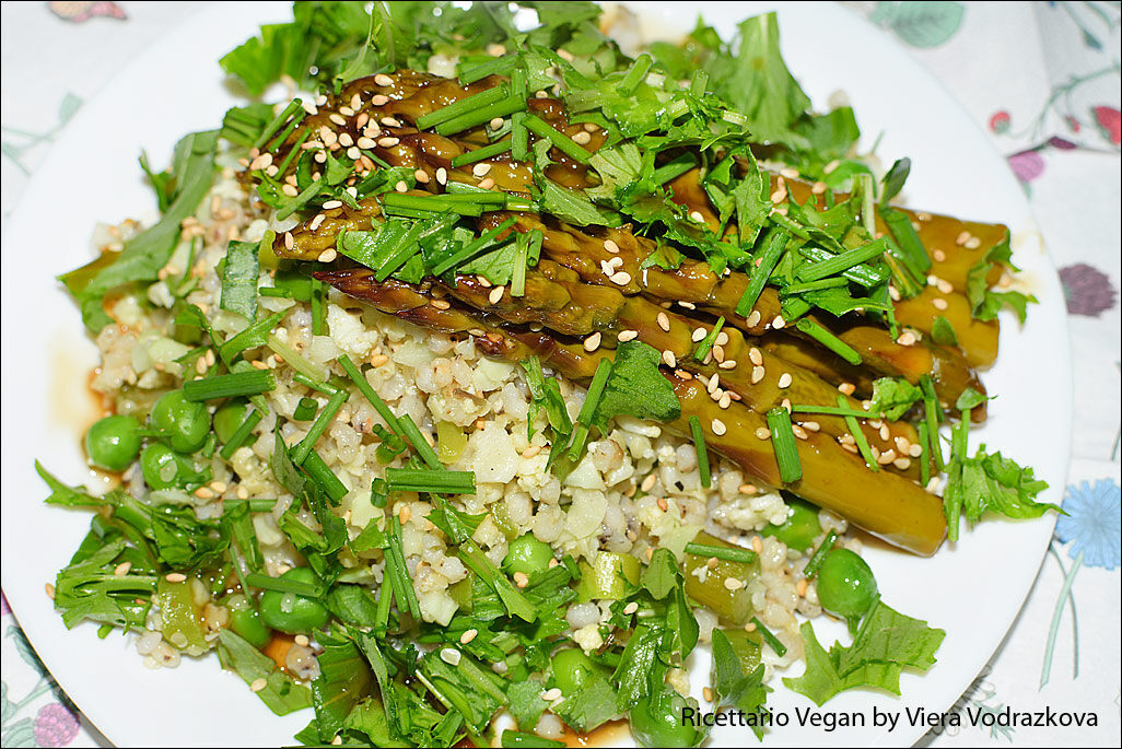 Sorgo con verdure primaverili e salsa saporita