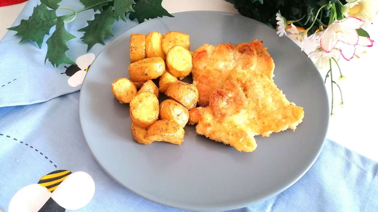 Sovracosce di pollo impanate con patate novelle