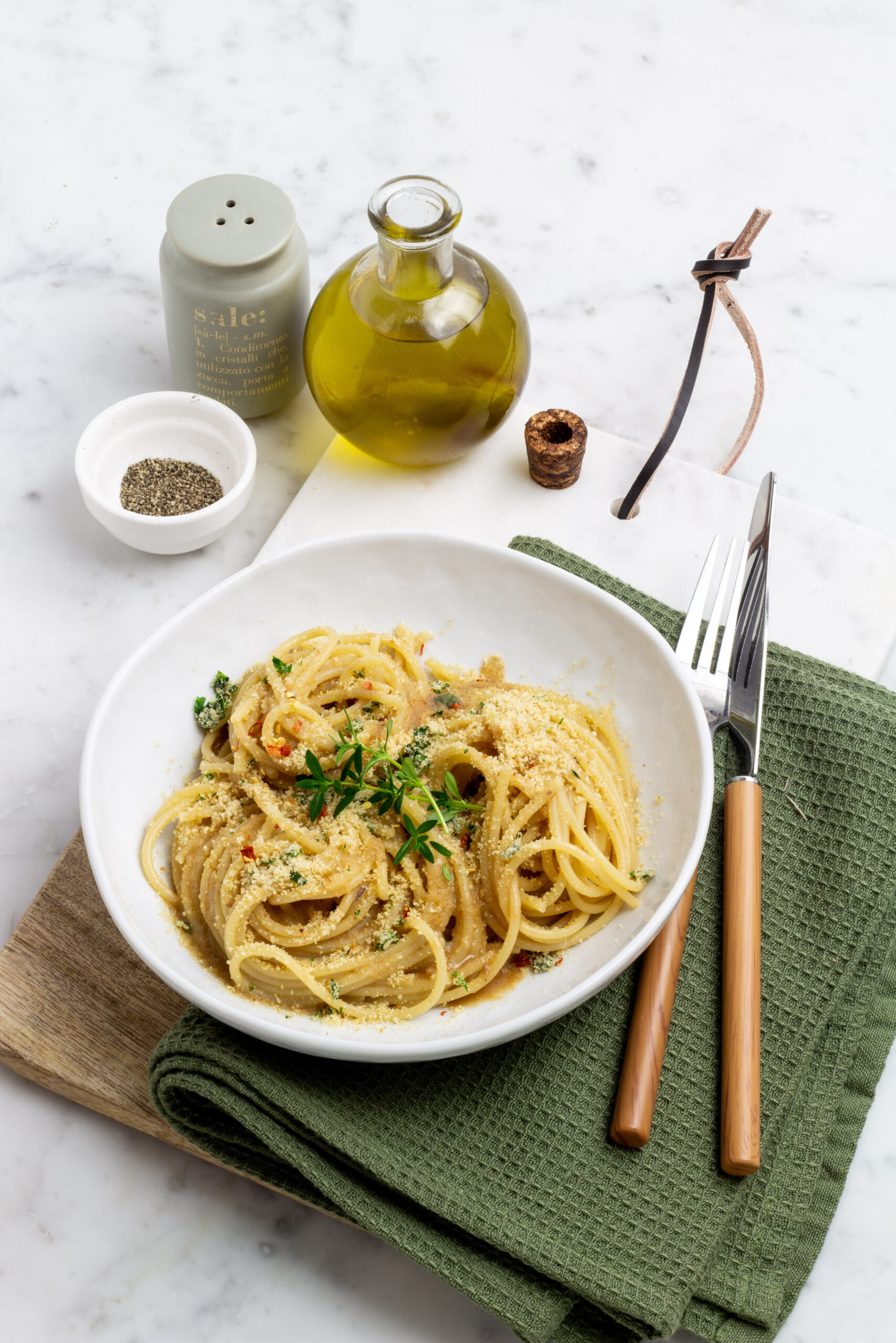 Spaghetti acciughe del cantabrico e pangrattato
