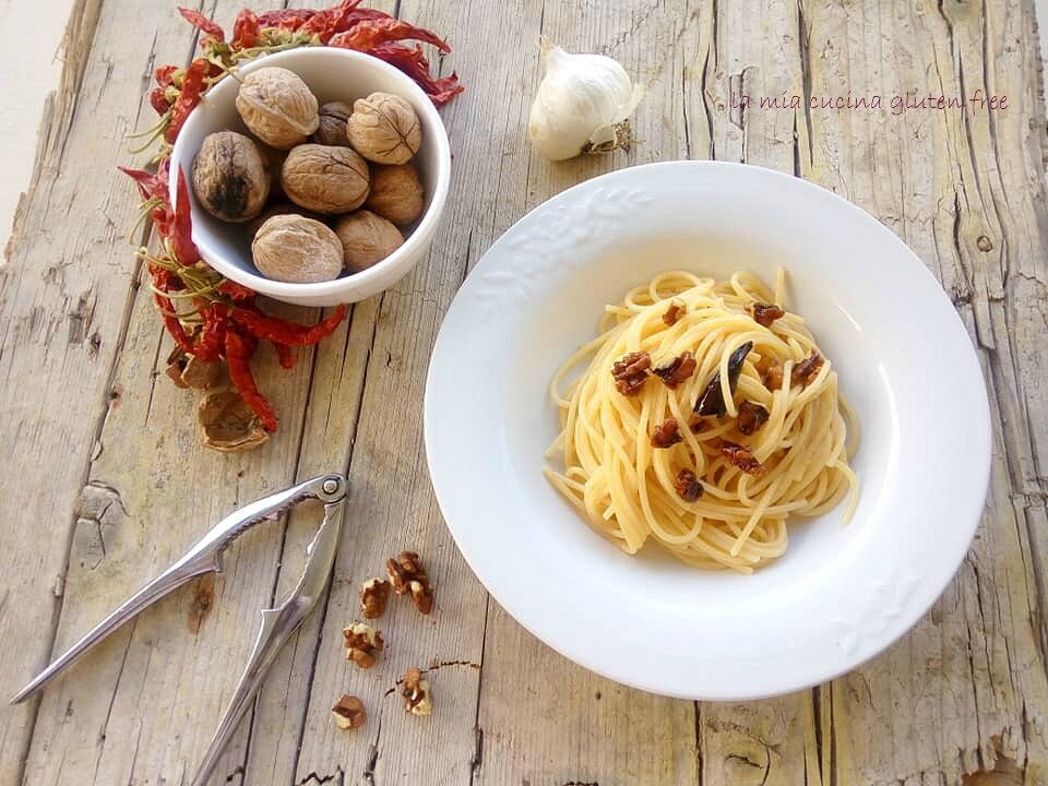 Spaghetti aglio olio e peperoncino con le noci