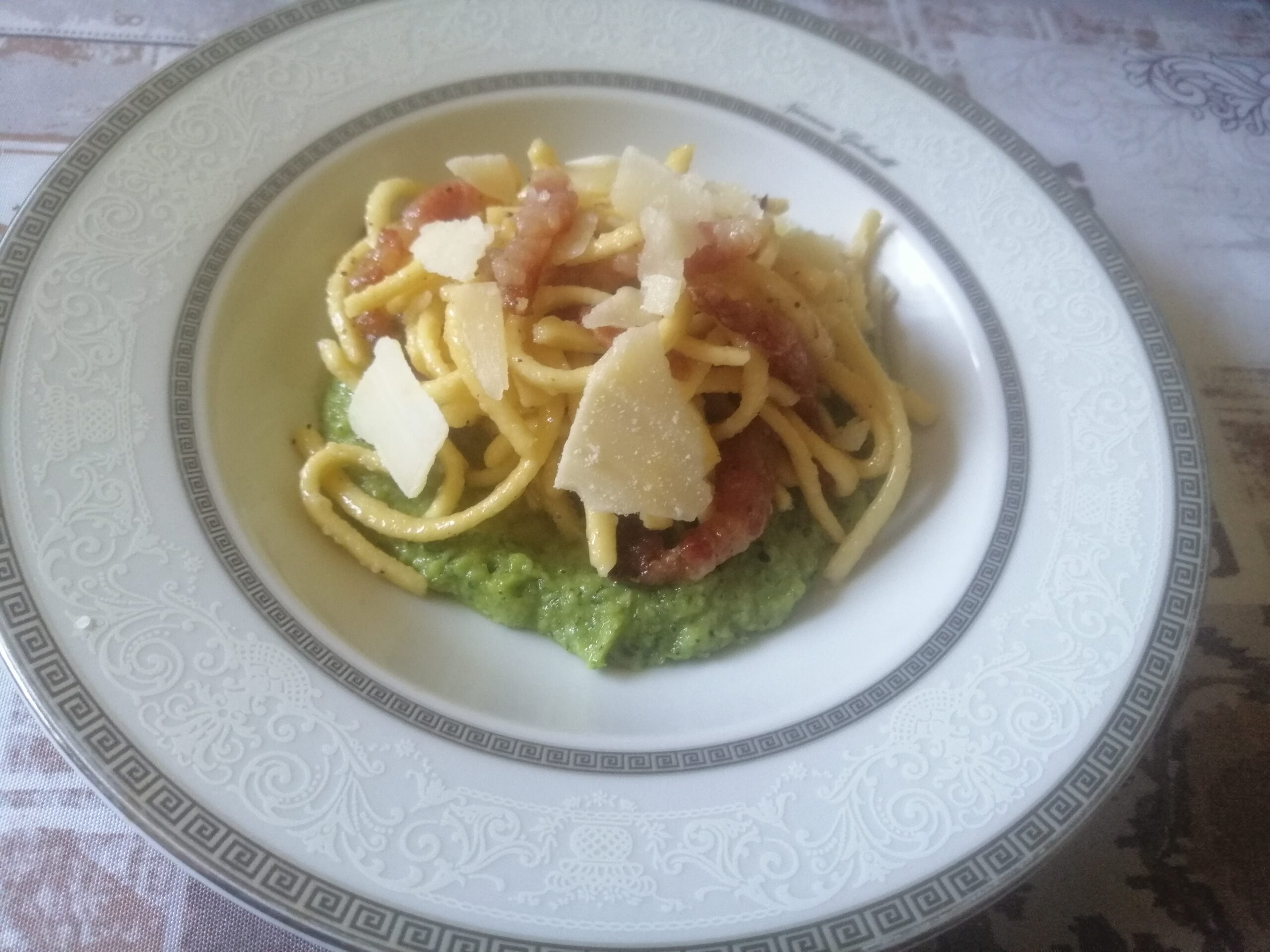 Spaghetti alla chitarra con crema di zucchine e guanciale