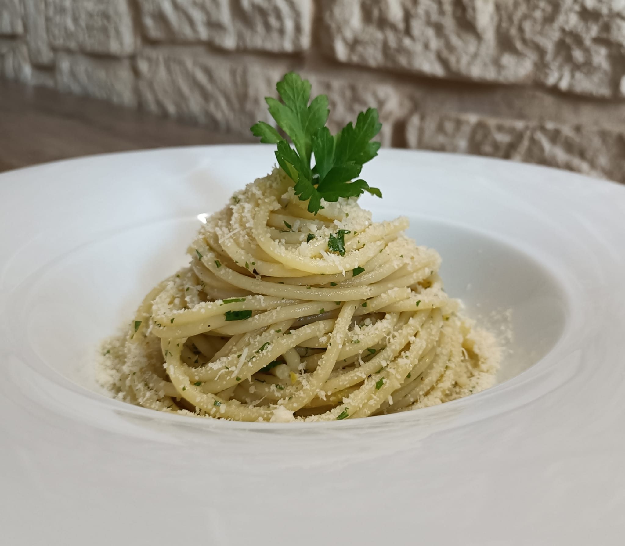 Spaghetti alla milanese: ricetta facile e veloce con burro e scorza di limone
