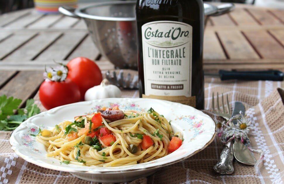 Spaghetti all'acciugata e pomodoro fresco