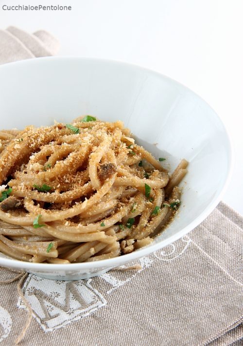Spaghetti alle acciughe e pangrattato per il club del 27