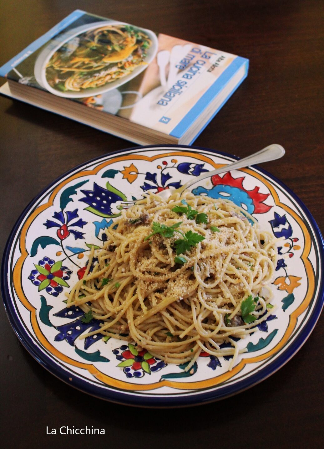 Spaghetti con acciughe e "muddica atturrata"
