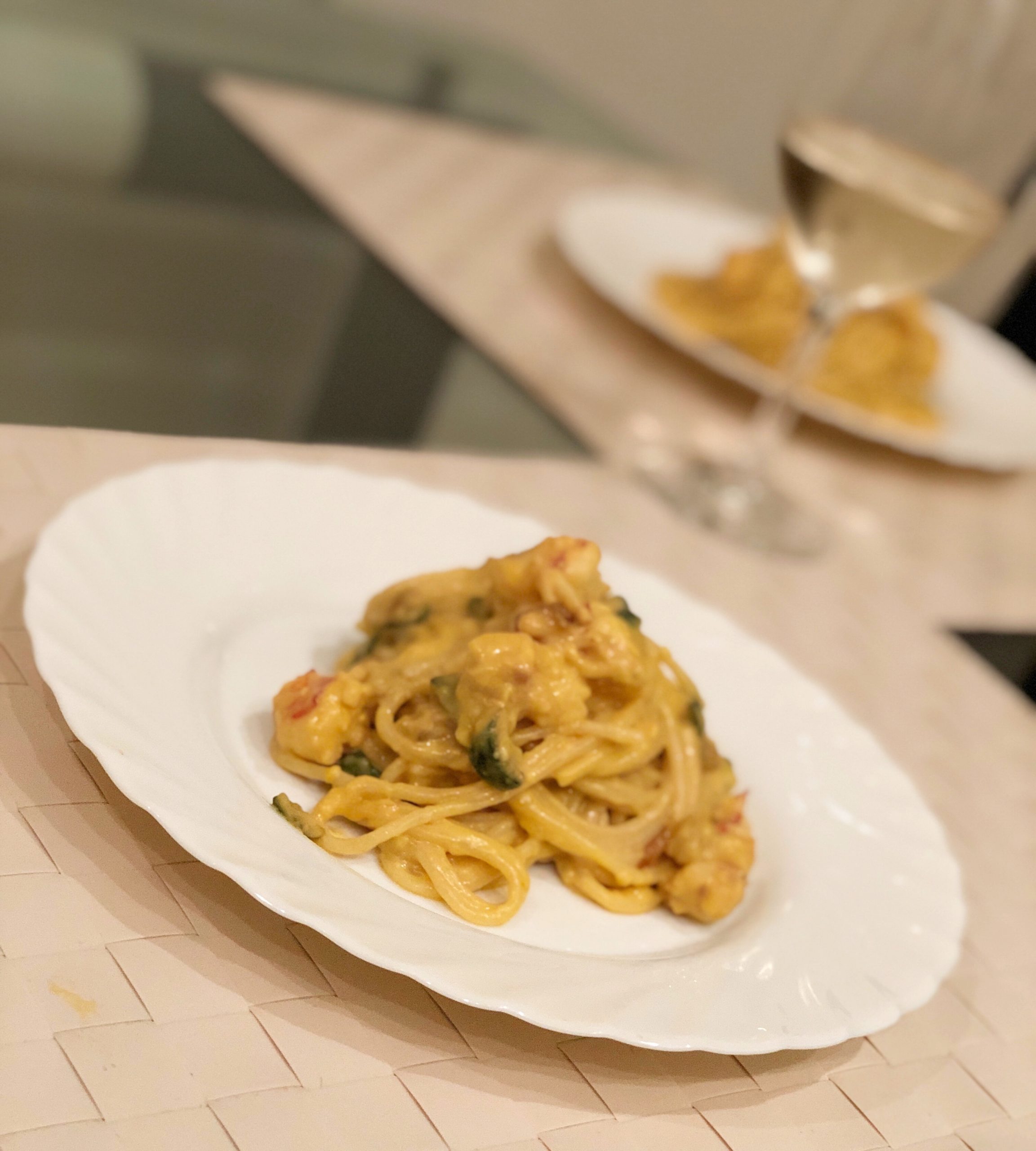 Spaghetti con besciamella allo zafferano, zucchine e gamberi