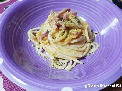 Spaghetti con crema di zucca, taleggio, speck e polvere di pistacchi