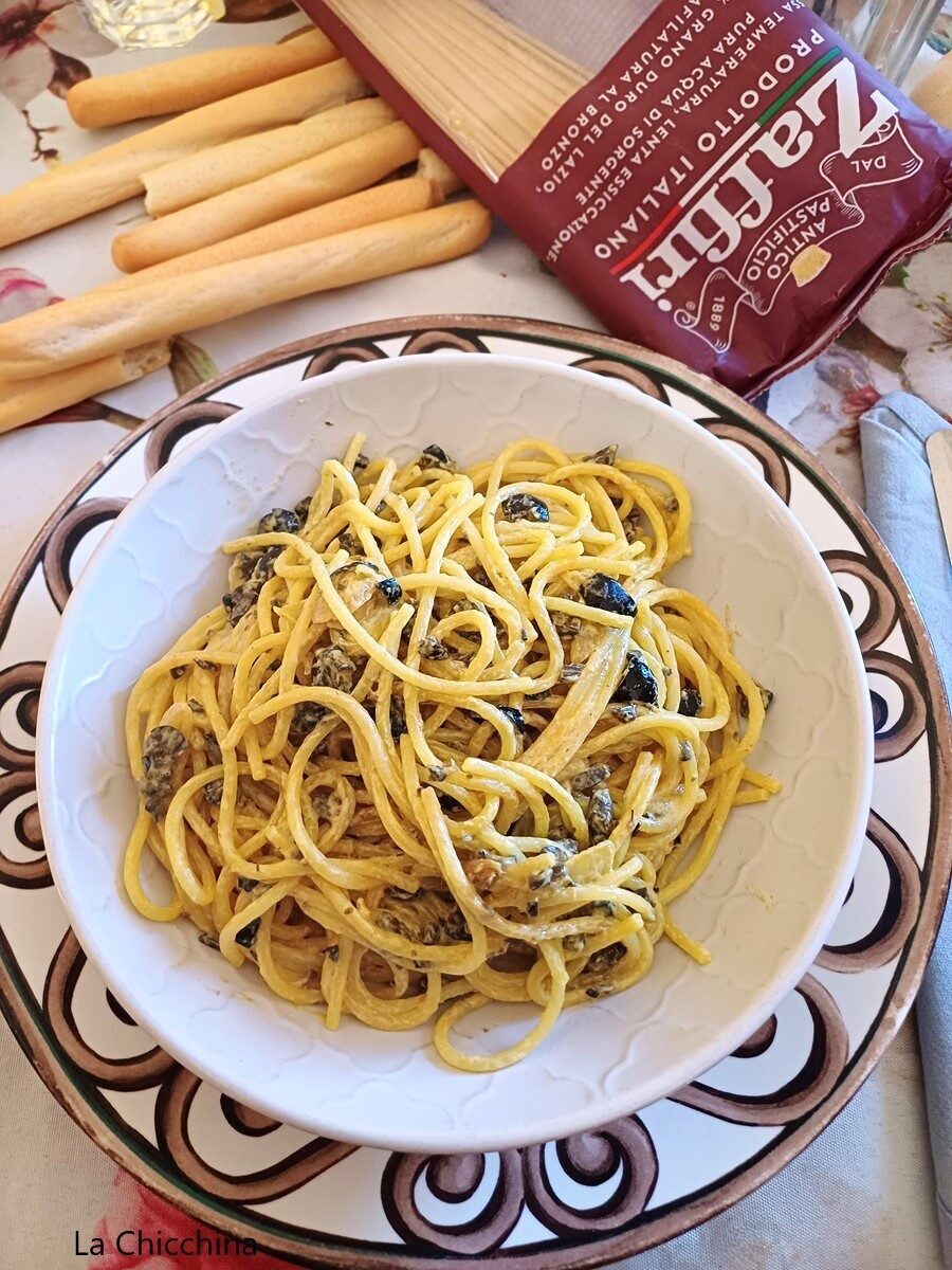 Spaghetti con olive, zafferano e altre bontà