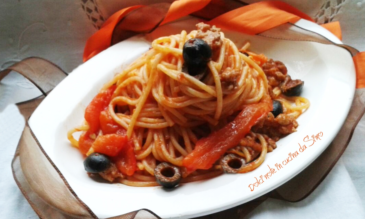 Spaghetti con peperoni grigliati salciccia e olive