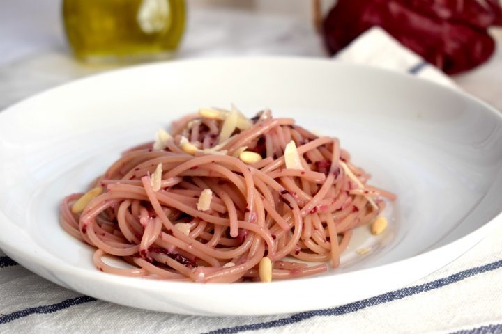 Spaghetti con pesto di radicchio rosso
