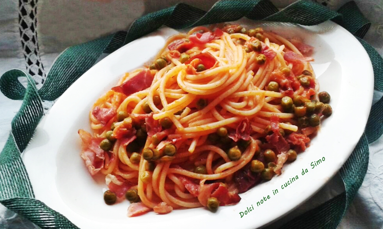 Spaghetti con piselli e speck