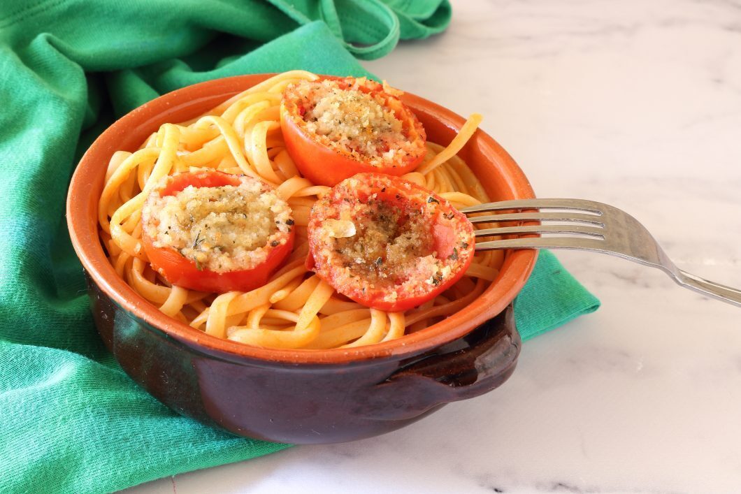 Spaghetti con pomodori infornati