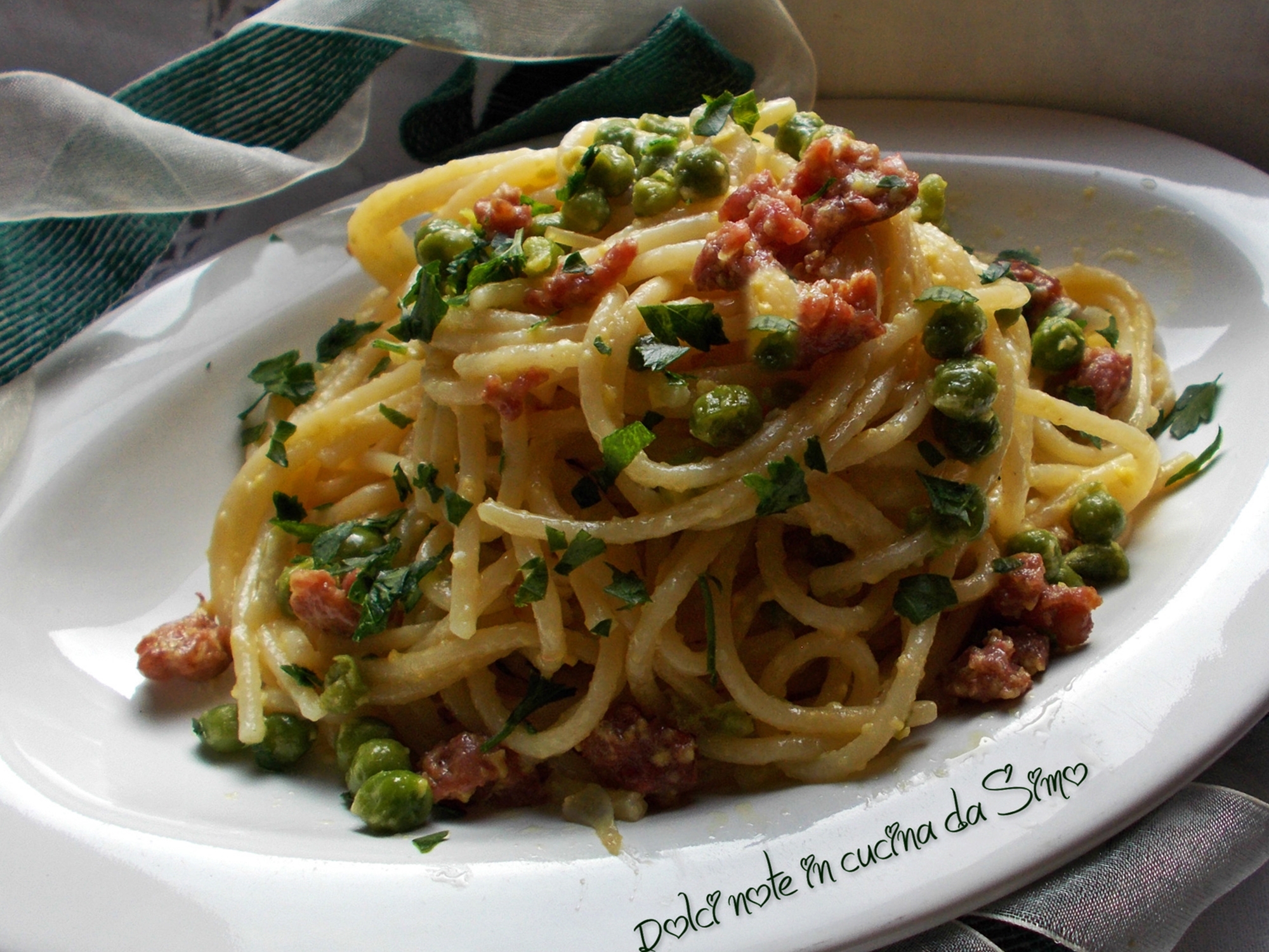 Spaghetti con salciccia e piselli alla carbonara