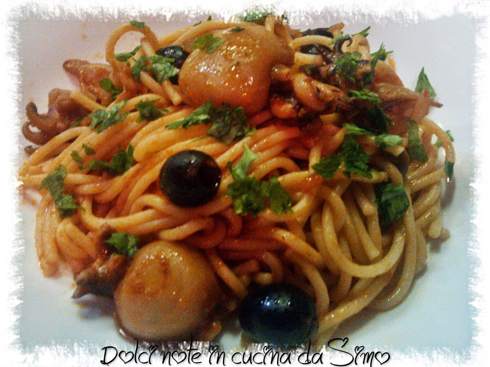 Spaghetti con seppioline capperi e olive