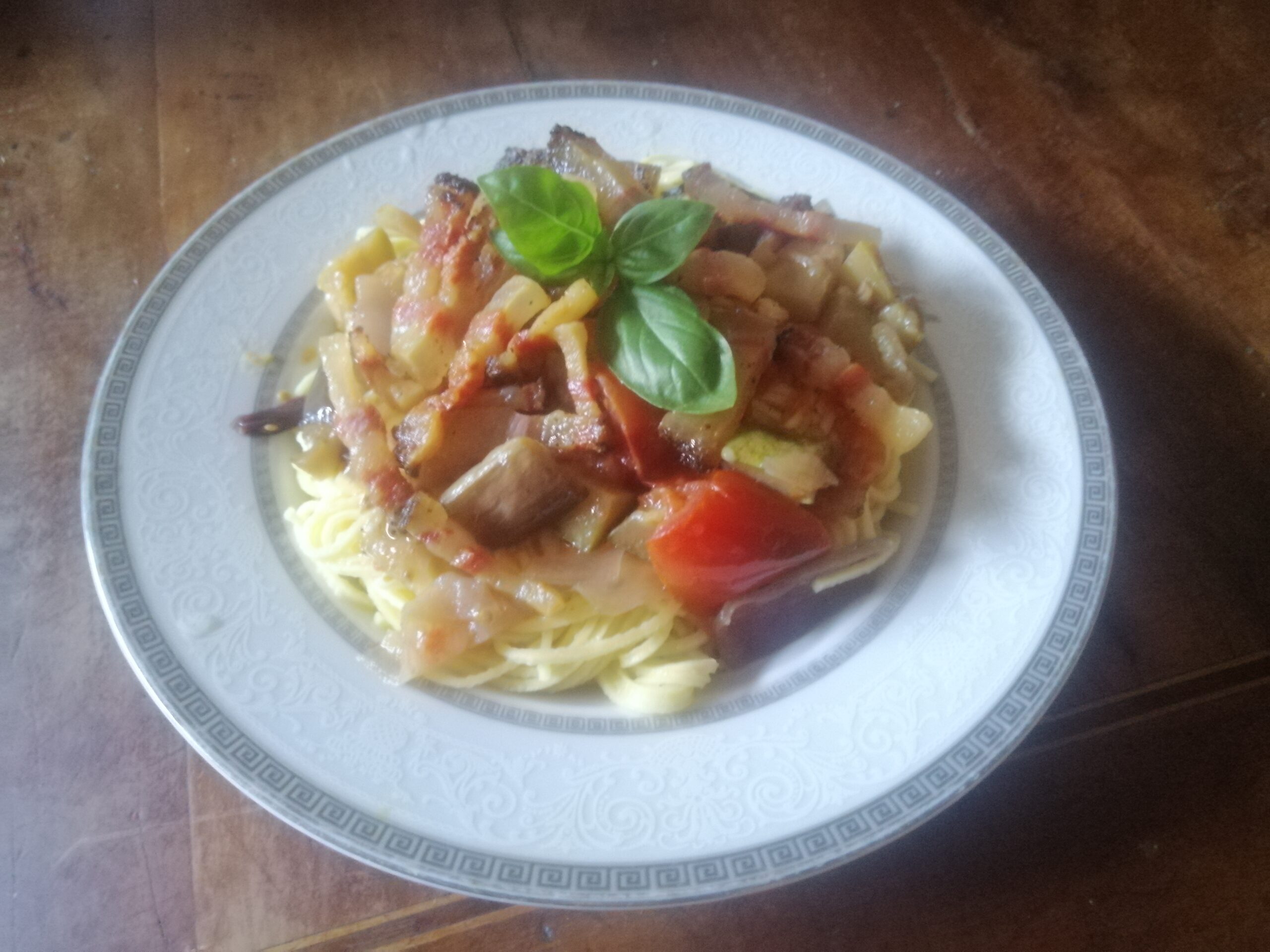 Spaghetti con verdure e guanciale