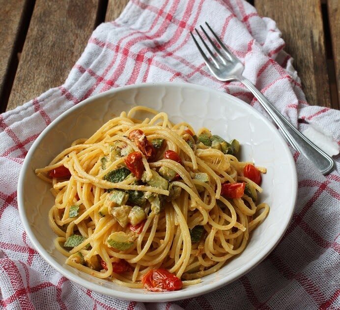 Spaghetti con zucchine, pomodorini e robiola
