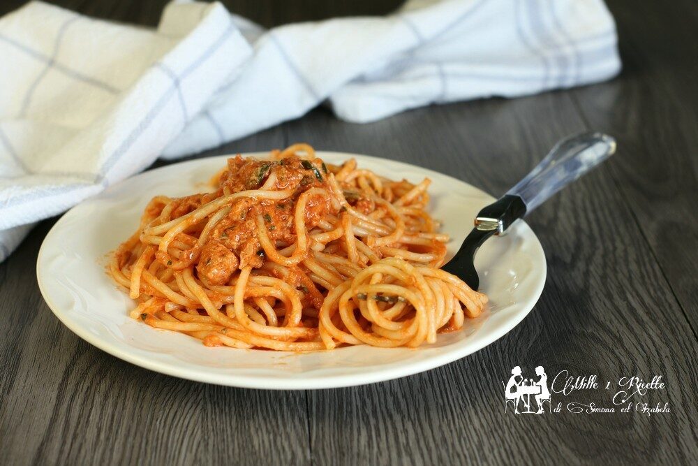 Spaghetti cremosi con pomodori secchi e tonno, ricetta veloce