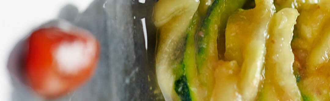 Spaghetti di zucchine in salsa di pera con croccante al lino