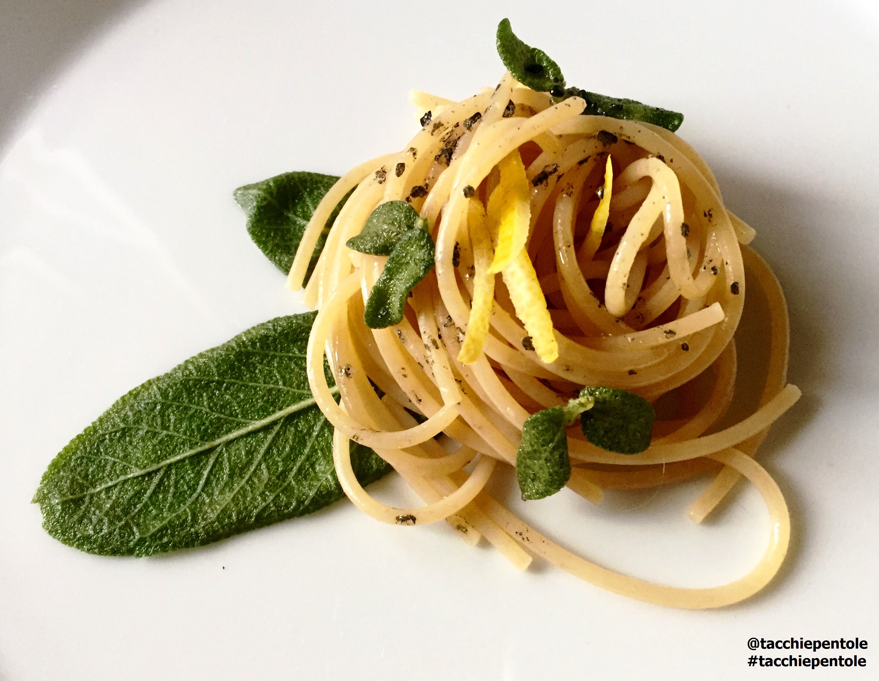 Spaghetti integrali al limone, salvia croccante e lemon zest