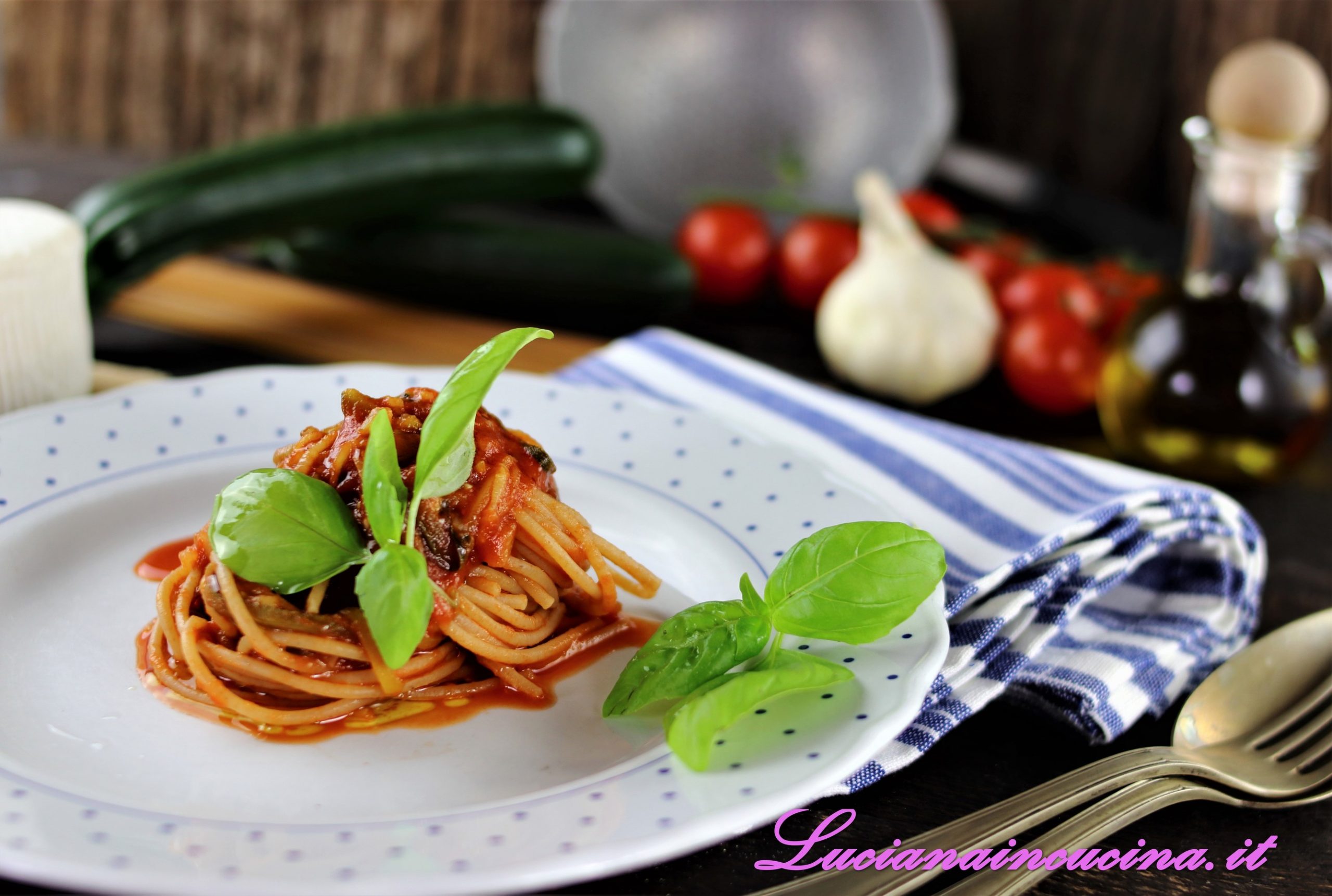 Spaghetti integrali con zucchine e profumo di basilico