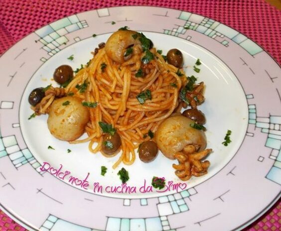 Spaghetti mediterranei con seppie e olive