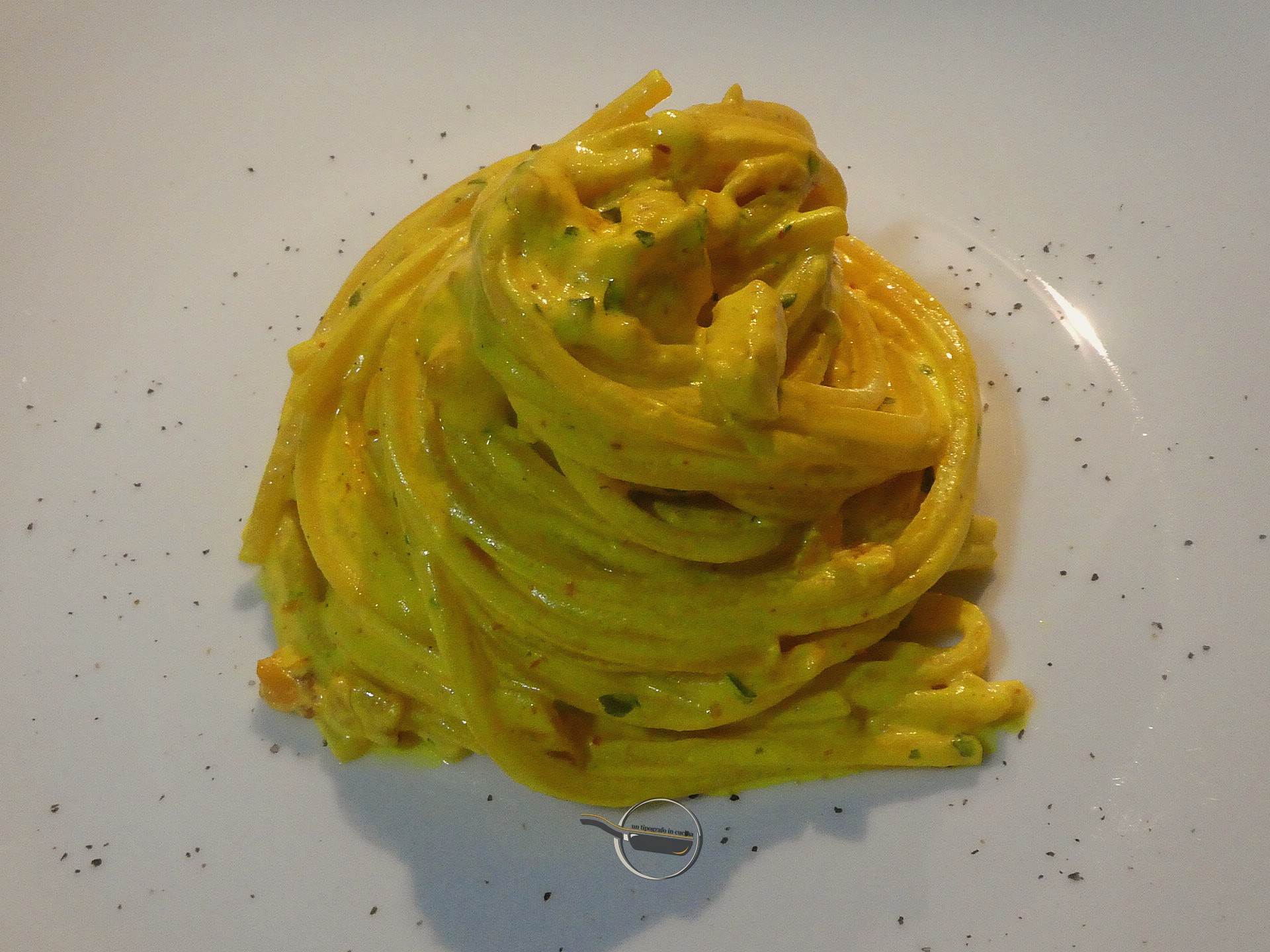 Spaghetti quadri con panna, salmone affumicato e zafferano