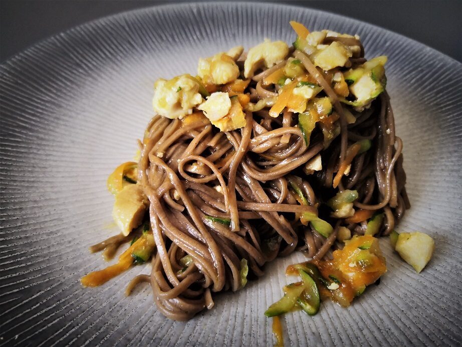Spaghetti soba con pollo e verdure