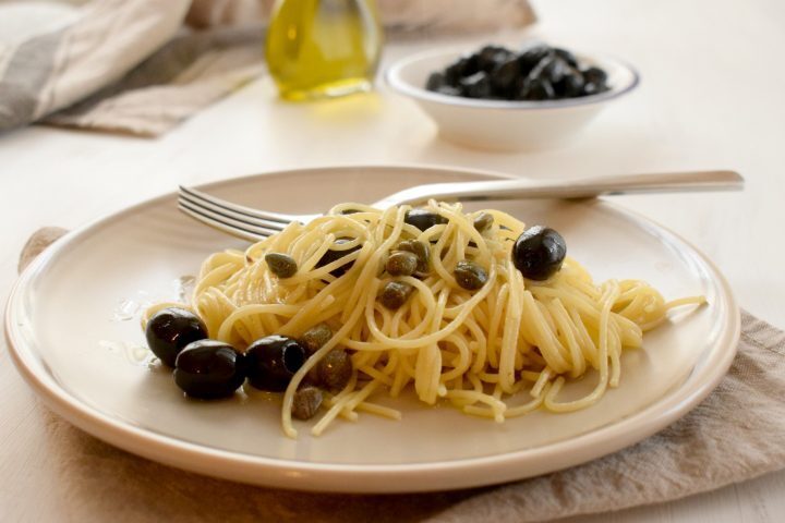 Spaghettini alle olive nere acciughe e capperi