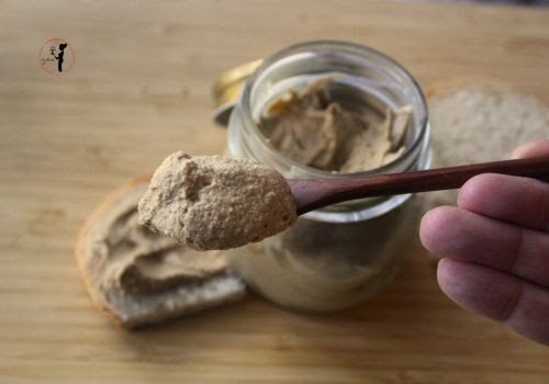 Spalmabile di anacardi dal sapore formaggioso ideale per toast e tramezzini