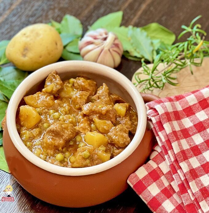 Spezzatino di carne patate e piselli facile e morbidissimo