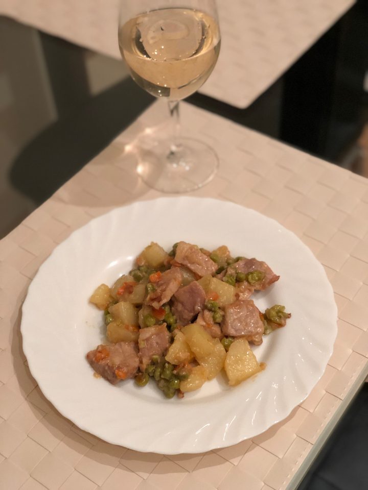 Spezzatino di maiale con piselli e patate