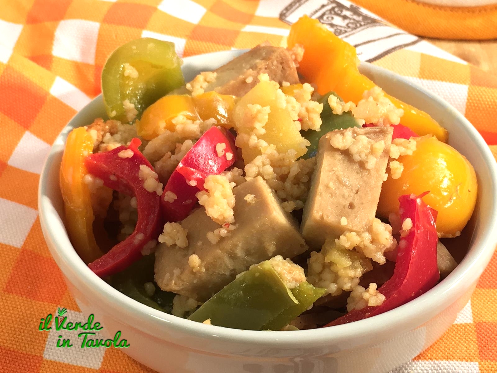 Spezzatino di seitan alla curcuma con cous cous e verdure